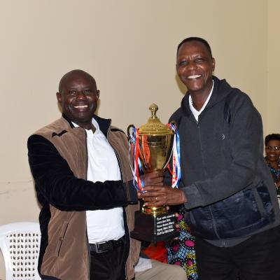 Remise Du Cadeau Au Coorodnnateur De Rbu2000 Par Son Staff Lors De La Retraite A Ngozi